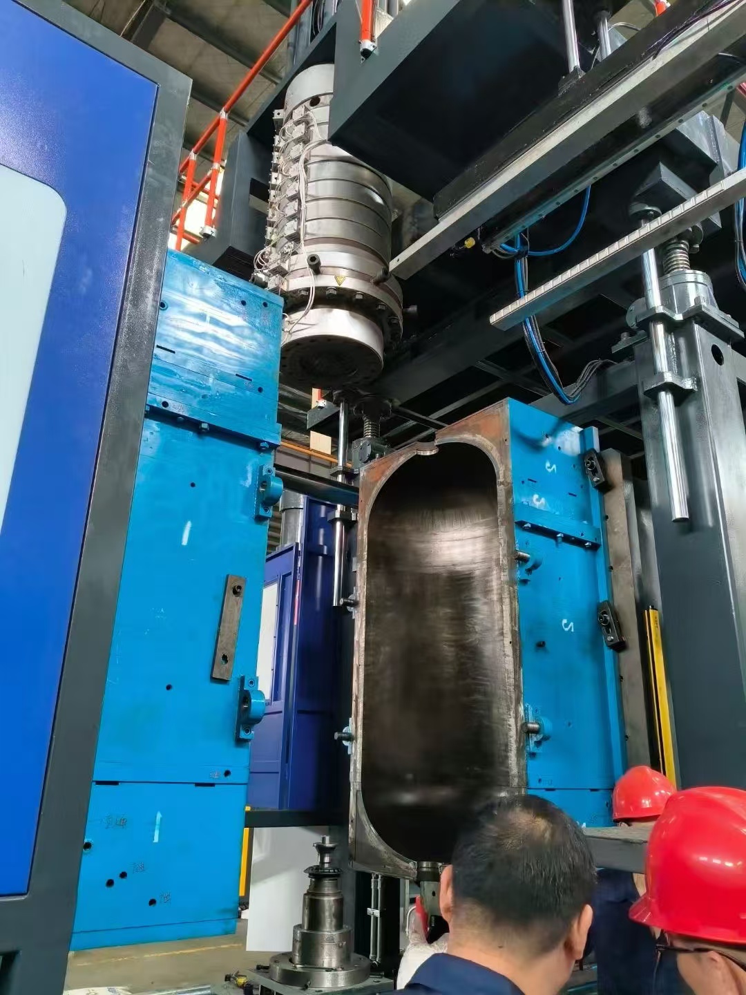 اختبار قوالب آلة التشكيل بالنفخ في مصنعنا