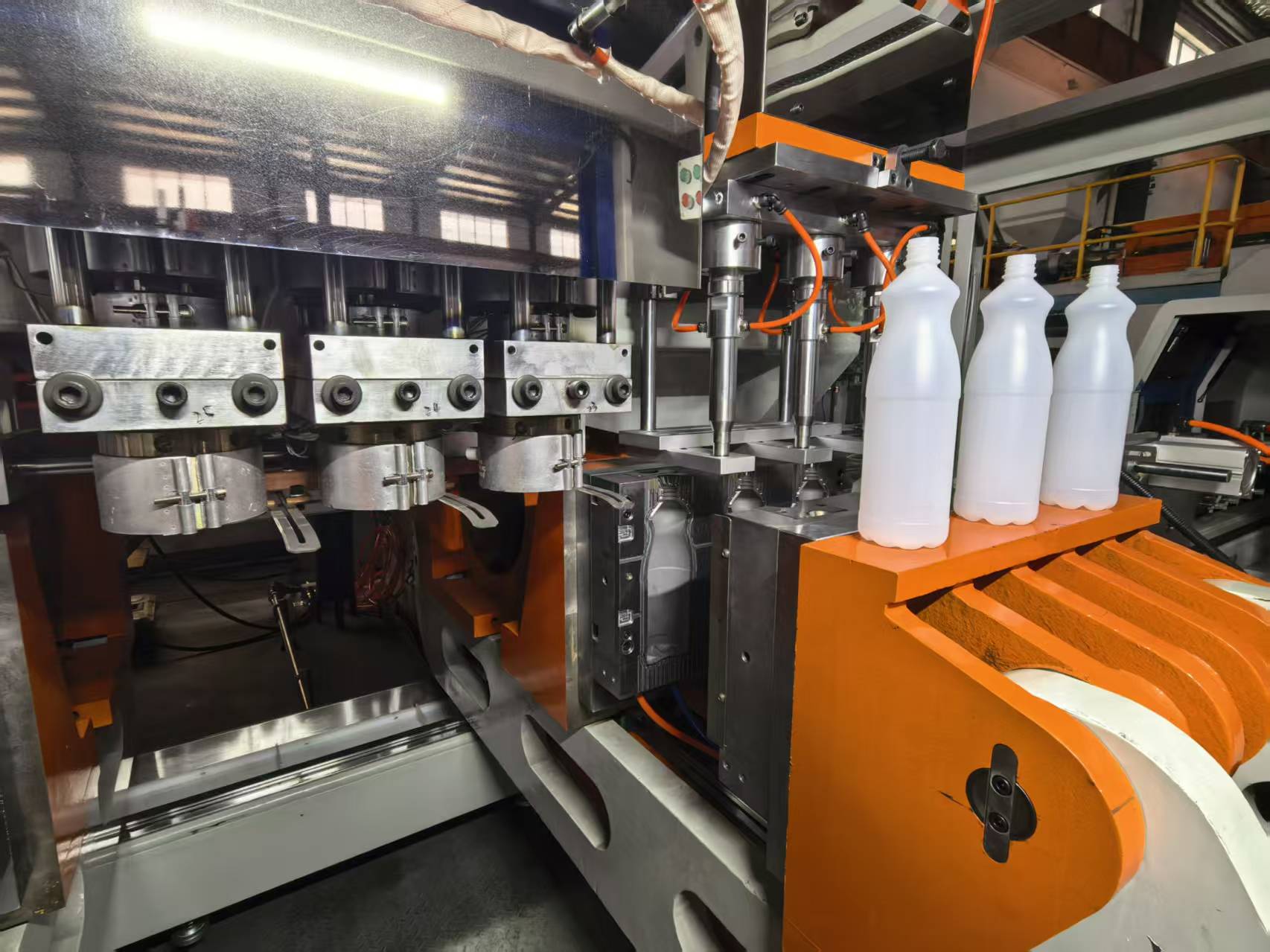 آلة التشكيل بالنفخ والبثق3.jpg