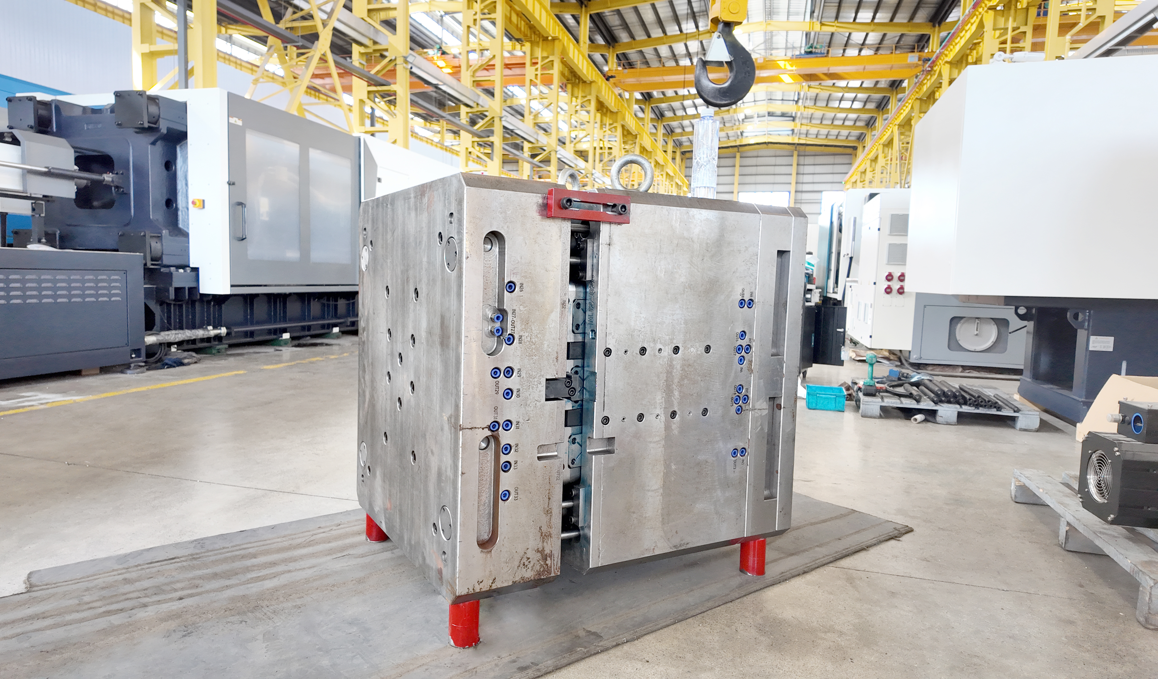 في - دليل العمق: تغيير القوالب لإنتاج قفص البيرة على آلات صب الحقن