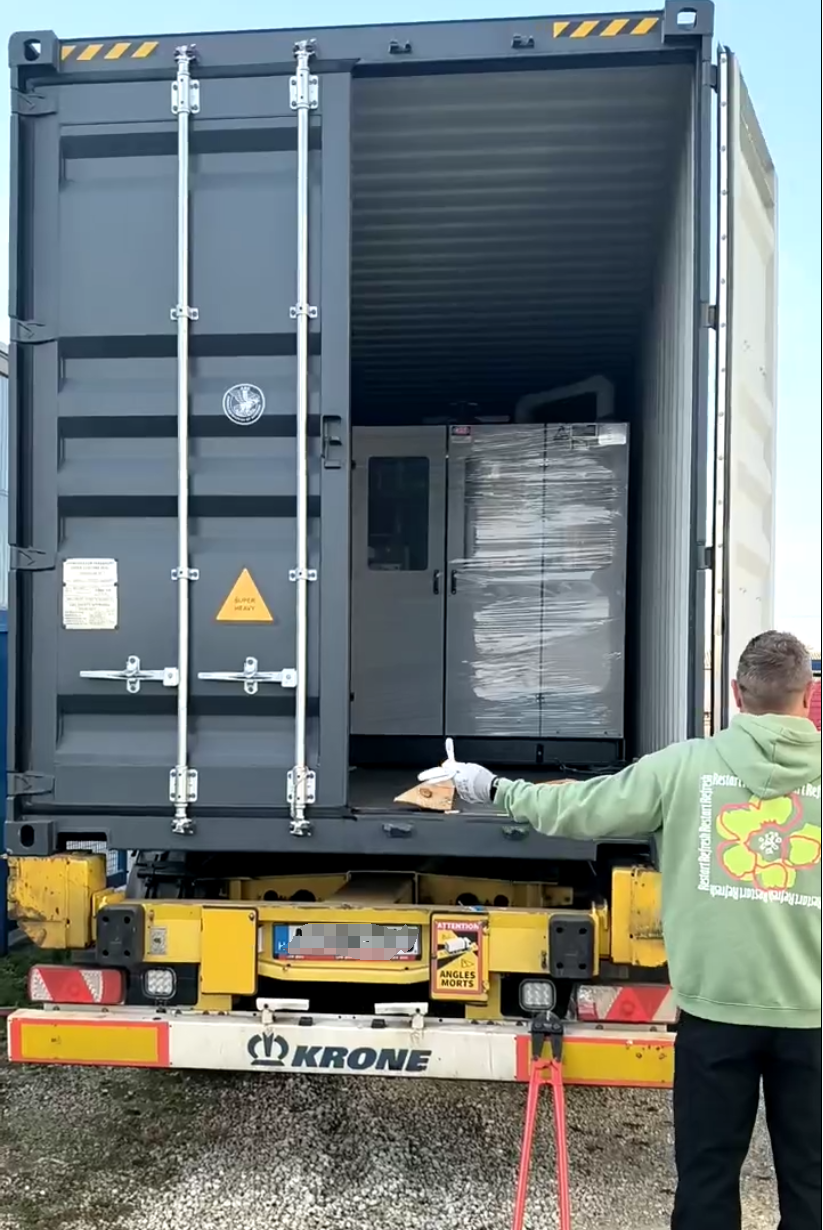 آلة التشكيل بالنفخ الخاصة بنا تصل إلى العملاء بالفعل