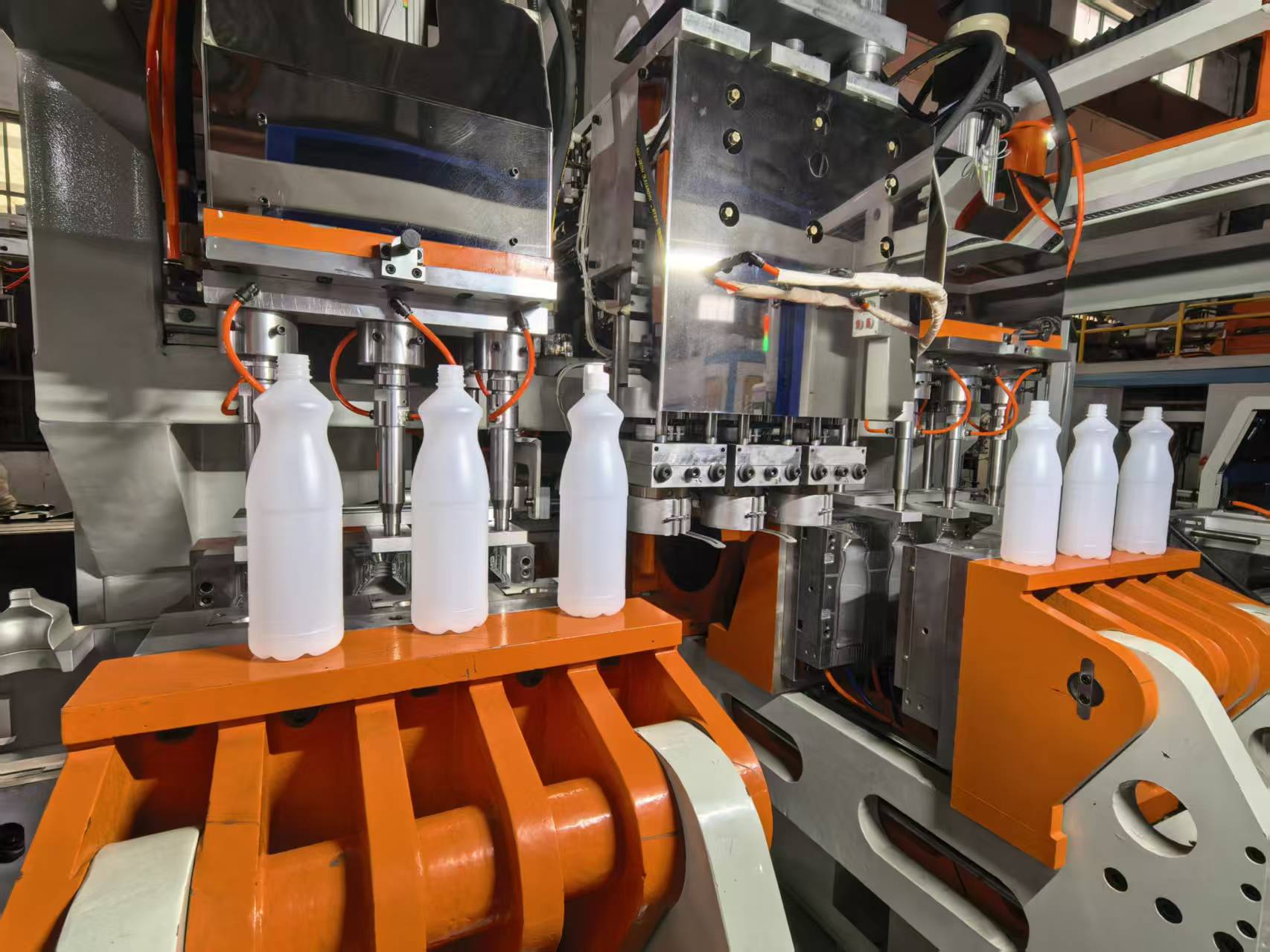 آلة التشكيل بالنفخ والبثق2.jpg