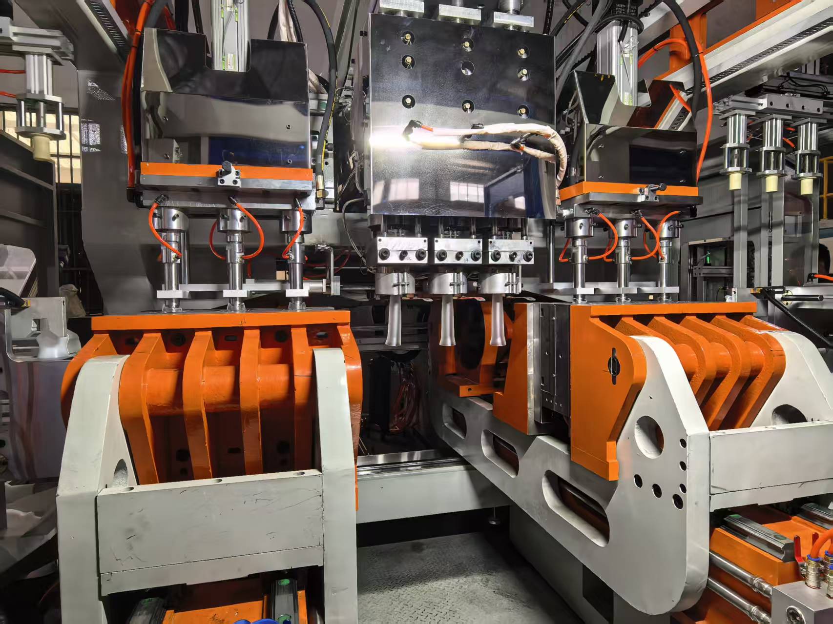 آلة التشكيل بالنفخ والبثق4.jpg